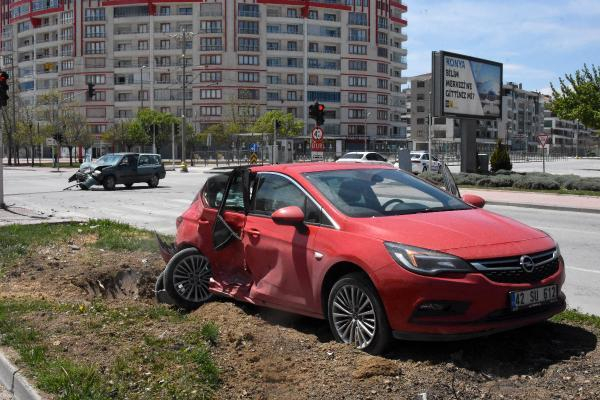 Konya'da iki araç birbirine girdi! Kazadan sağ kurtulan sürücü 'nasıl oldu bilmiyorum' dedi 7