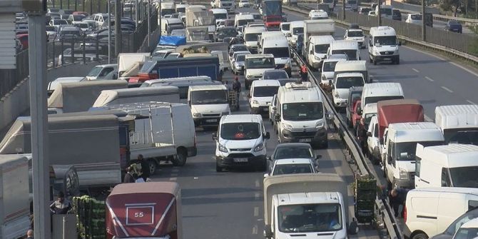 Kısıtlama sona erdi! İstanbul'da sebze-meyve kuyruğu Tem'e kadar uzandı