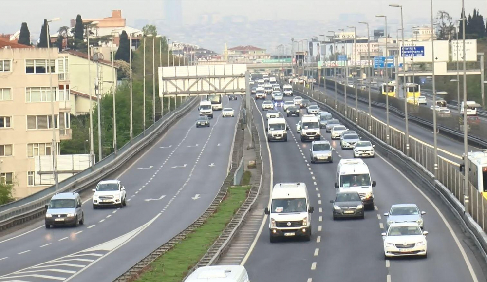 Kısıtlamanın sona ermesiyle İstanbullular mesaiye başladı! İstanbul trafiği alışılmış haline geri döndü 10