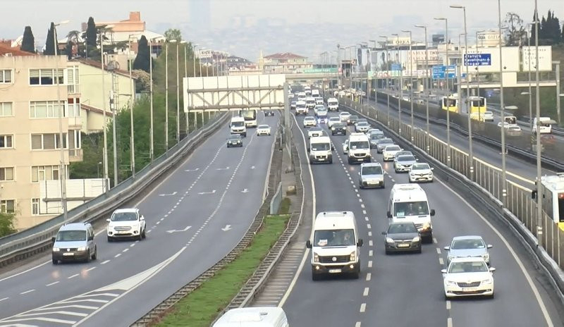 Kısıtlamanın sona ermesiyle İstanbullular mesaiye başladı! İstanbul trafiği alışılmış haline geri döndü 13