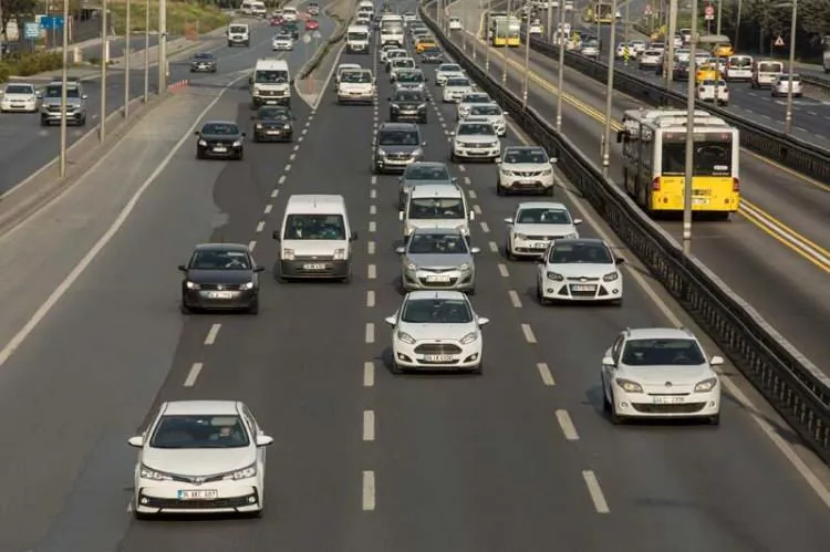 Kısıtlamanın sona ermesiyle İstanbullular mesaiye başladı! İstanbul trafiği alışılmış haline geri döndü 14