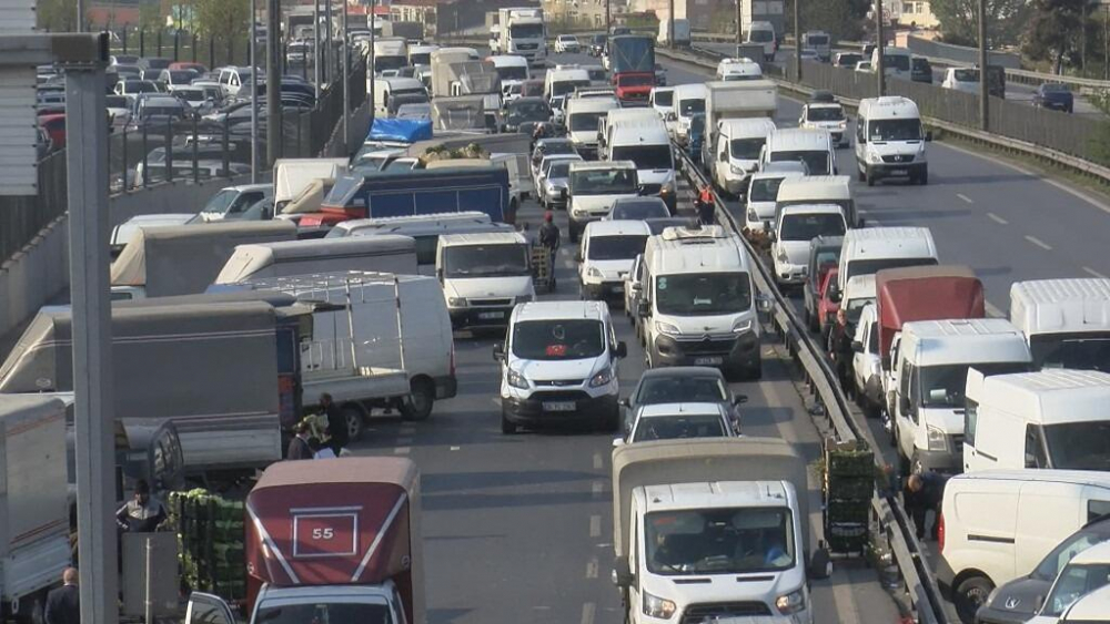 Kısıtlamanın sona ermesiyle İstanbullular mesaiye başladı! İstanbul trafiği alışılmış haline geri döndü 4