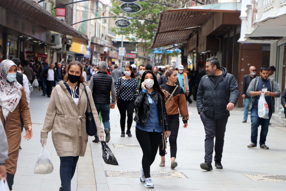 Yasağın bitmesinin ardından vatandaşlar çarşı ve meydanlara akın etti 1