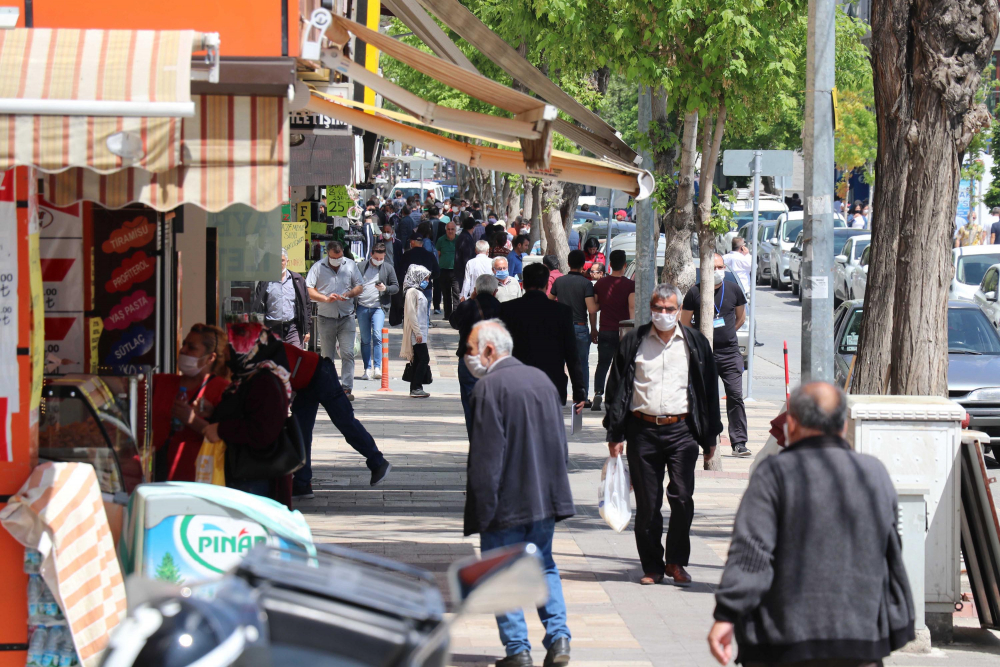 Yasağın bitmesinin ardından vatandaşlar çarşı ve meydanlara akın etti 11