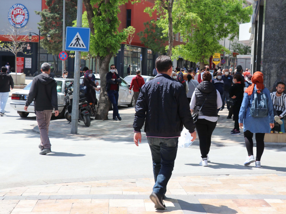 Yasağın bitmesinin ardından vatandaşlar çarşı ve meydanlara akın etti 13