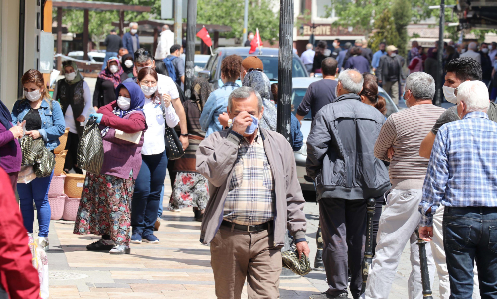 Yasağın bitmesinin ardından vatandaşlar çarşı ve meydanlara akın etti 15
