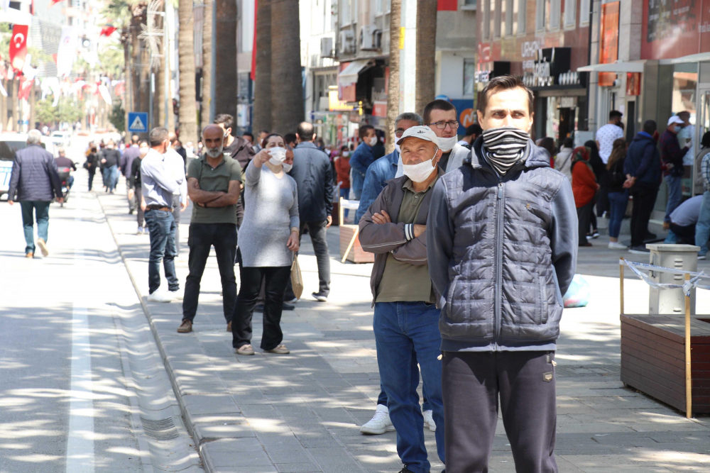 Yasağın bitmesinin ardından vatandaşlar çarşı ve meydanlara akın etti 16