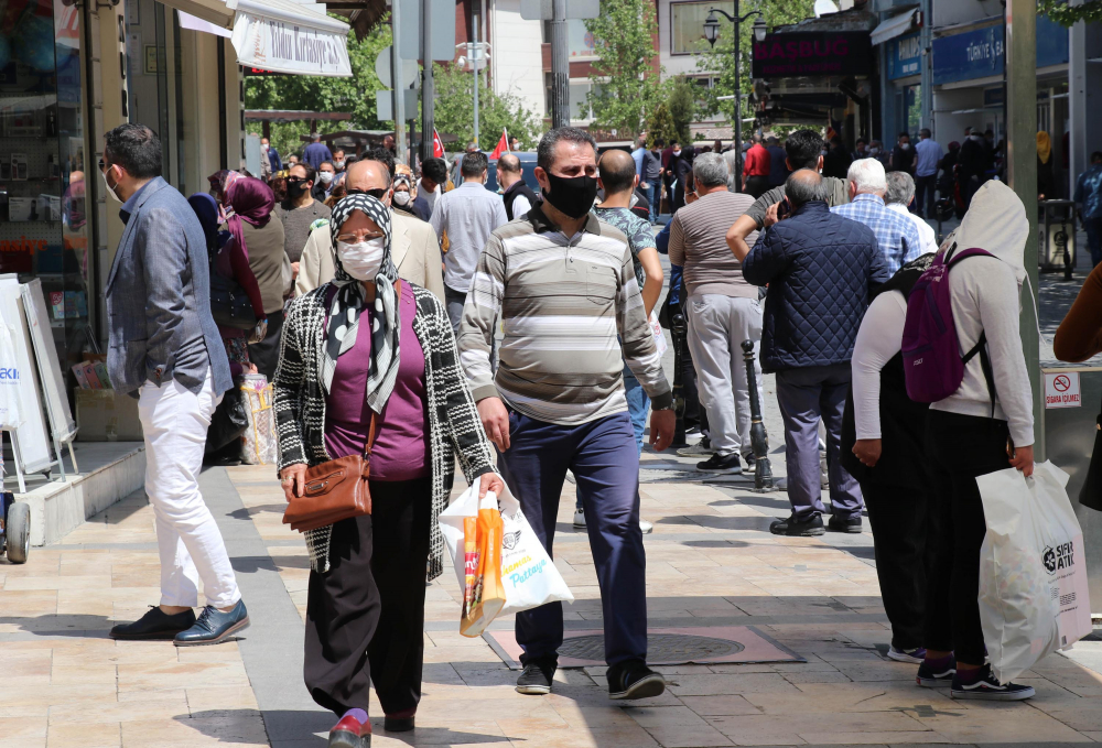 Yasağın bitmesinin ardından vatandaşlar çarşı ve meydanlara akın etti 18