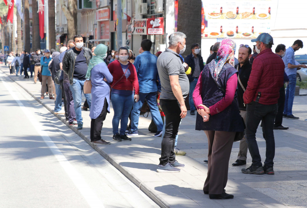 Yasağın bitmesinin ardından vatandaşlar çarşı ve meydanlara akın etti 19