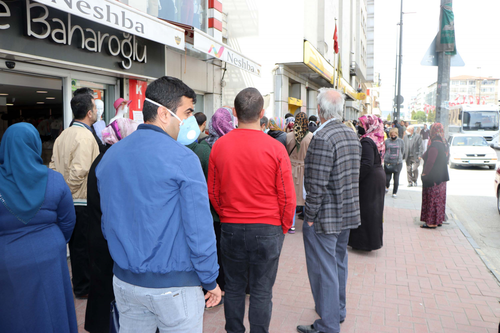 Yasağın bitmesinin ardından vatandaşlar çarşı ve meydanlara akın etti 2