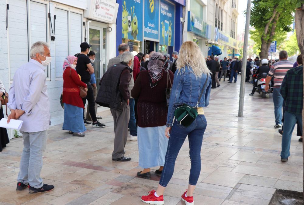 Yasağın bitmesinin ardından vatandaşlar çarşı ve meydanlara akın etti 20
