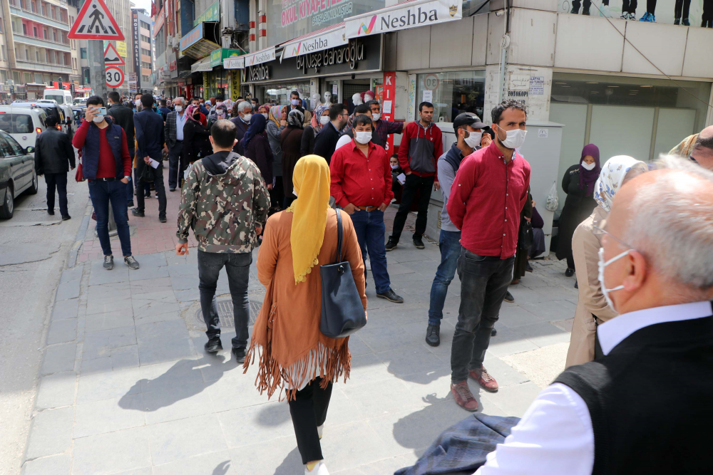 Yasağın bitmesinin ardından vatandaşlar çarşı ve meydanlara akın etti 3