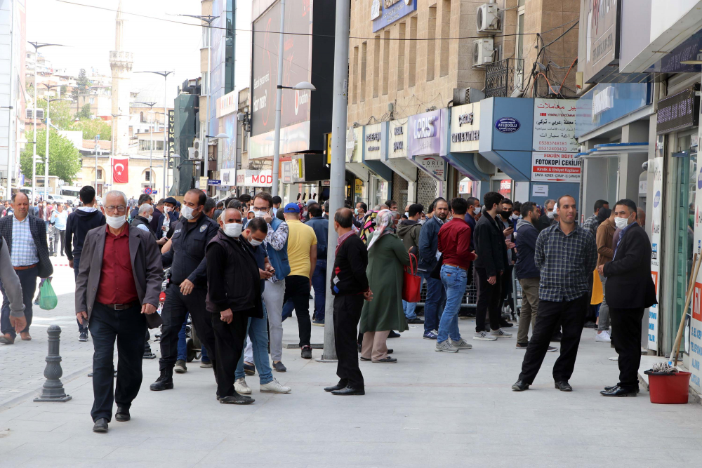 Yasağın bitmesinin ardından vatandaşlar çarşı ve meydanlara akın etti 4