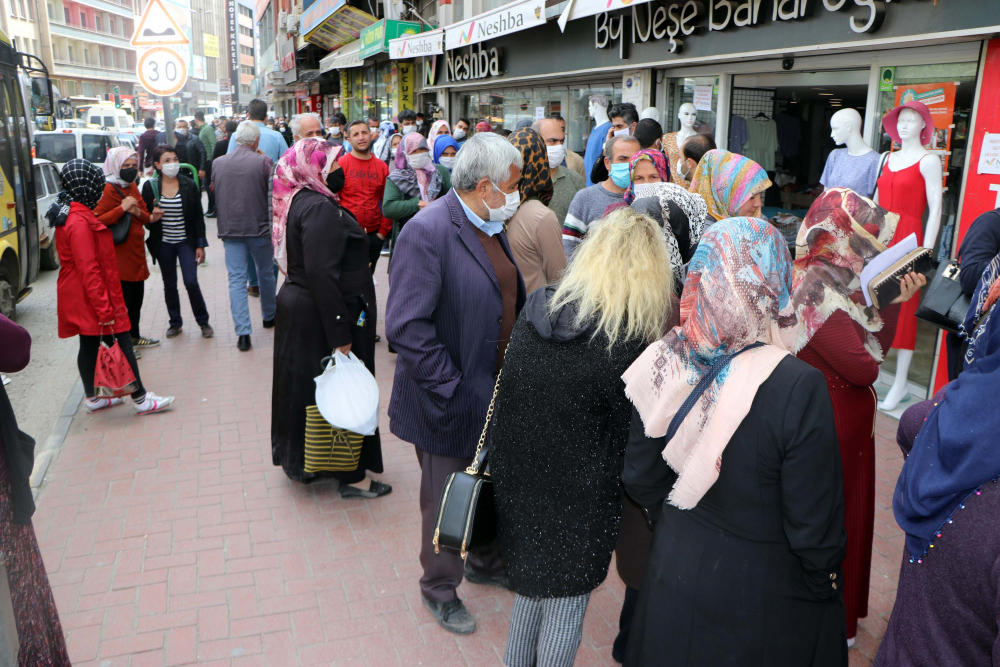 Yasağın bitmesinin ardından vatandaşlar çarşı ve meydanlara akın etti 5