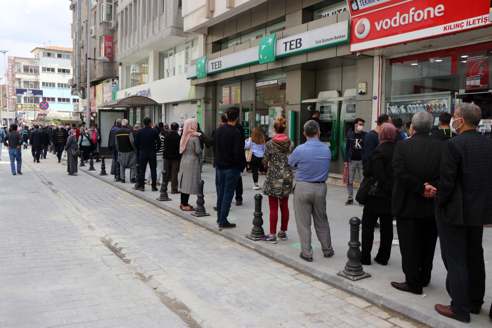 Yasağın bitmesinin ardından vatandaşlar çarşı ve meydanlara akın etti 6
