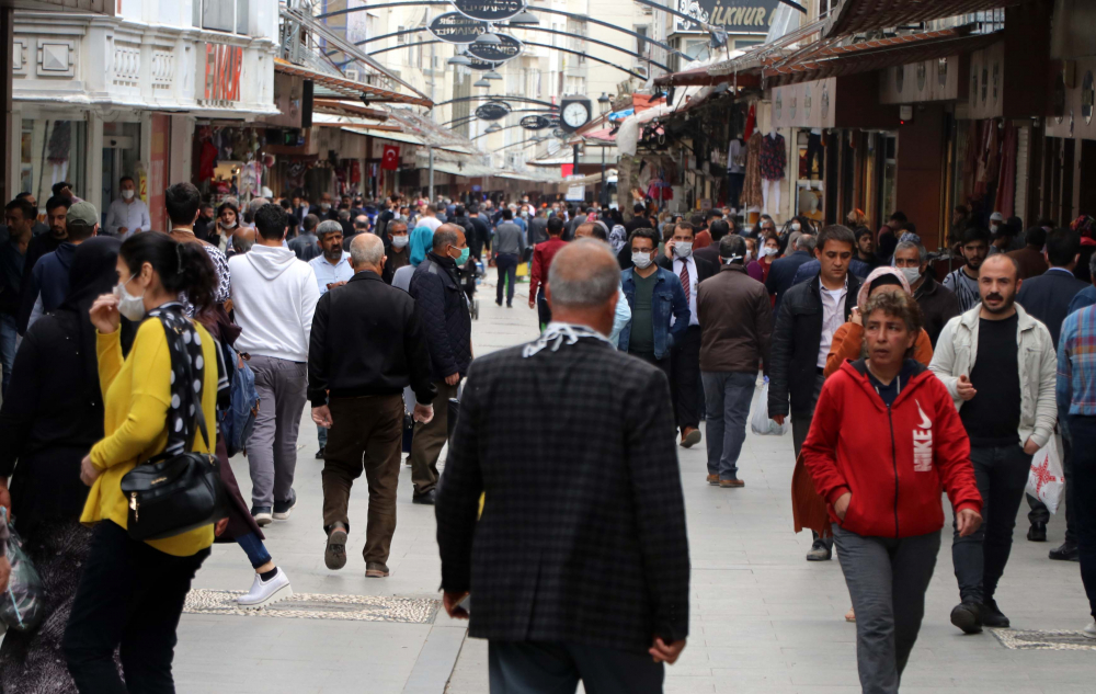 Yasağın bitmesinin ardından vatandaşlar çarşı ve meydanlara akın etti 7