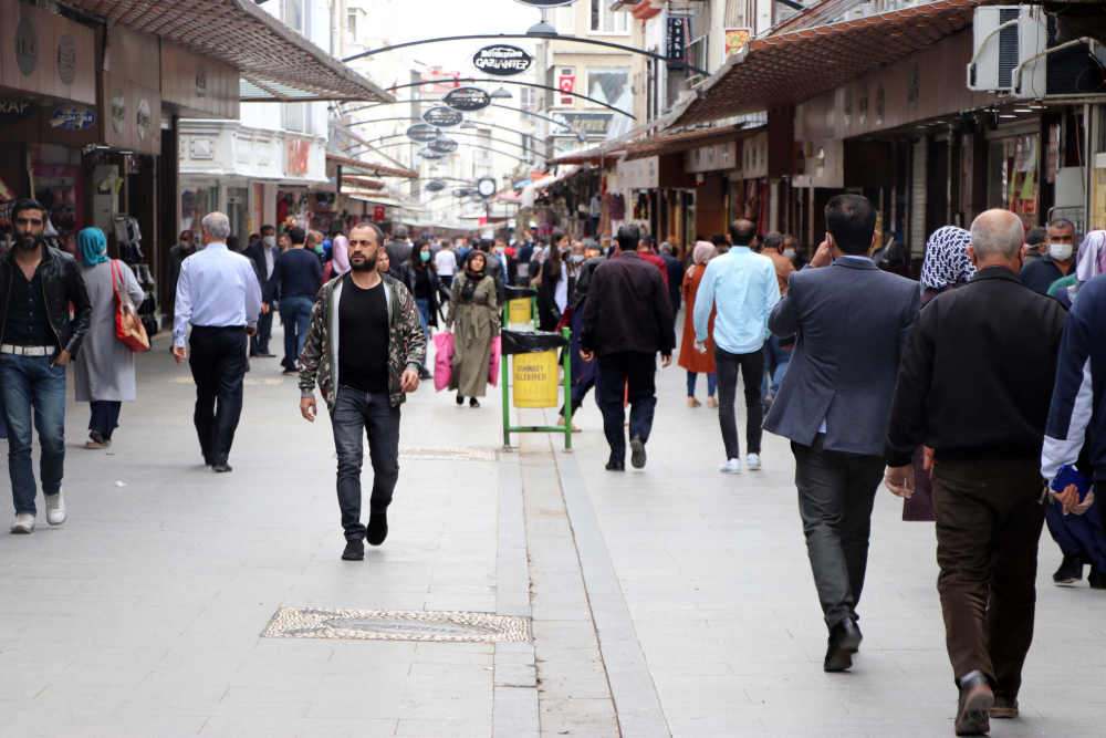 Yasağın bitmesinin ardından vatandaşlar çarşı ve meydanlara akın etti 8