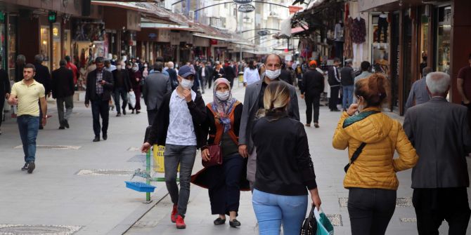 Yasağın bitmesinin ardından vatandaşlar çarşı ve meydanlara akın etti