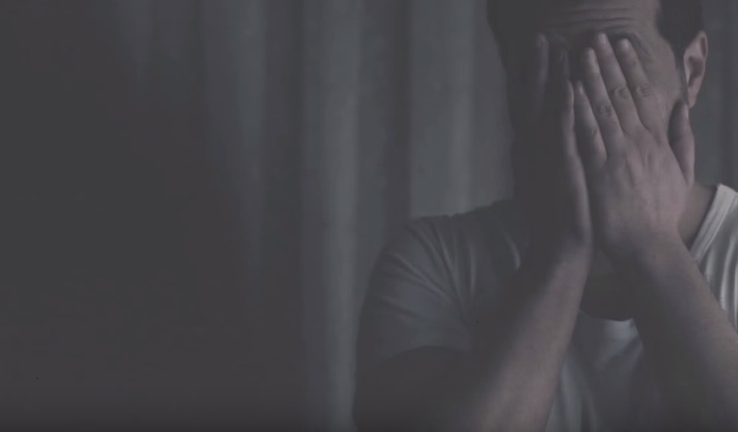 Yatak odasına gizli kamera koydu gördükleri karşısında şok oldu 2