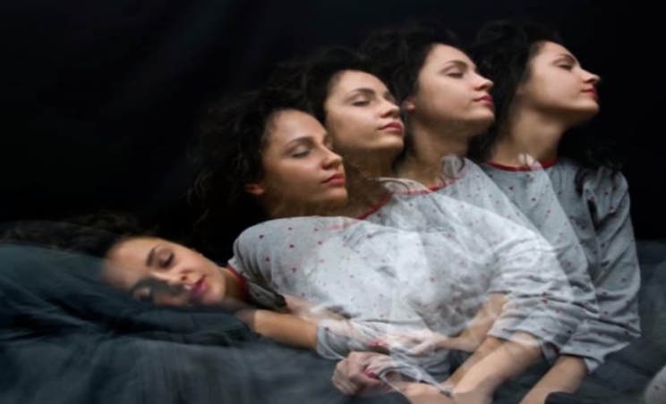 Yatak odasına gizli kamera koydu gördükleri karşısında şok oldu 7