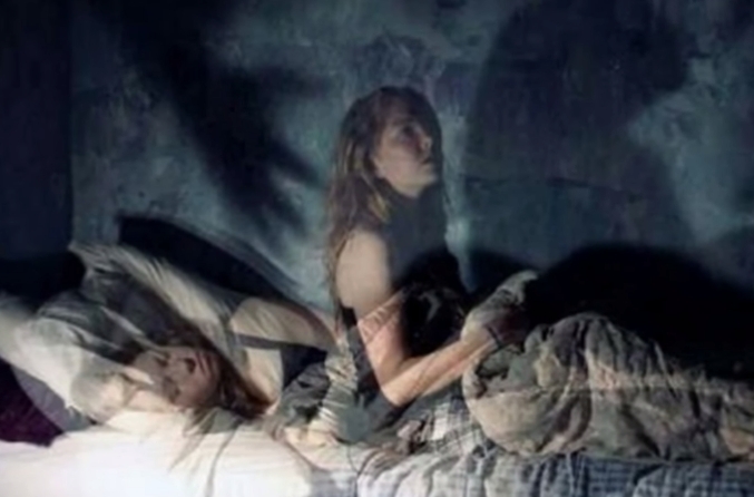 Yatak odasına gizli kamera koydu gördükleri karşısında şok oldu 8