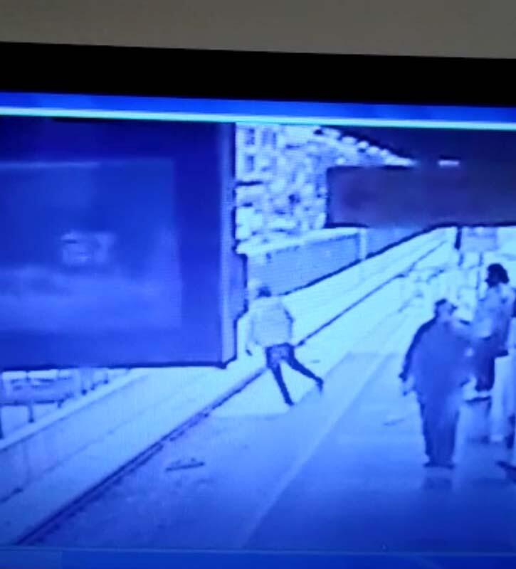 Metro istasyonunda bayılan talihsiz genç raylara düştü! 3