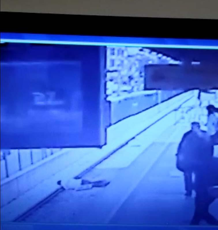 Metro istasyonunda bayılan talihsiz genç raylara düştü! 5
