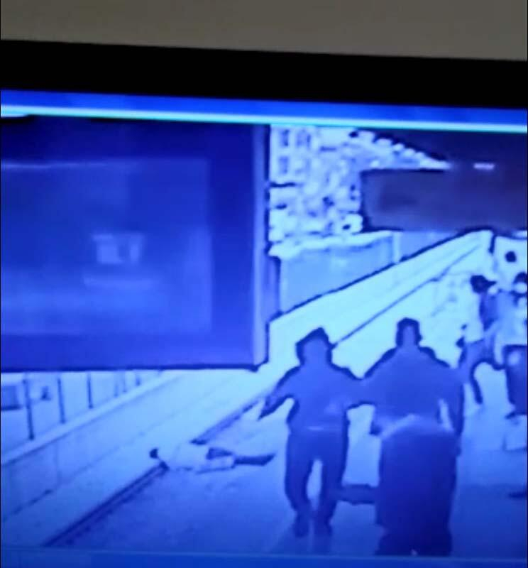 Metro istasyonunda bayılan talihsiz genç raylara düştü! 6