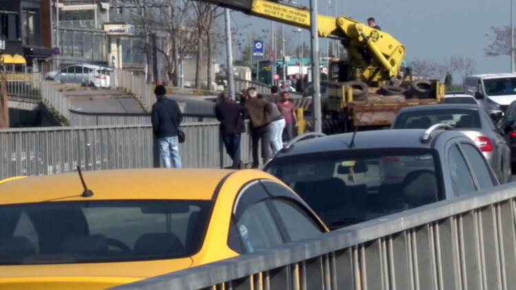 Kısıtlamanın sona ermesiyle İstanbul'da sahiller doldu! İzmir'de yasak dinlemeyip denize girdiler 3