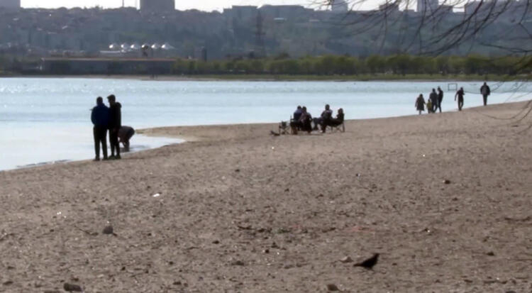 Kısıtlamanın sona ermesiyle İstanbul'da sahiller doldu! İzmir'de yasak dinlemeyip denize girdiler 7