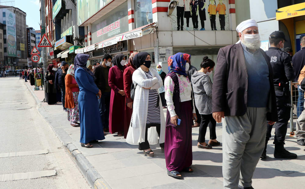 Gaziantep'te sosyal mesafeli PTT sırası 1