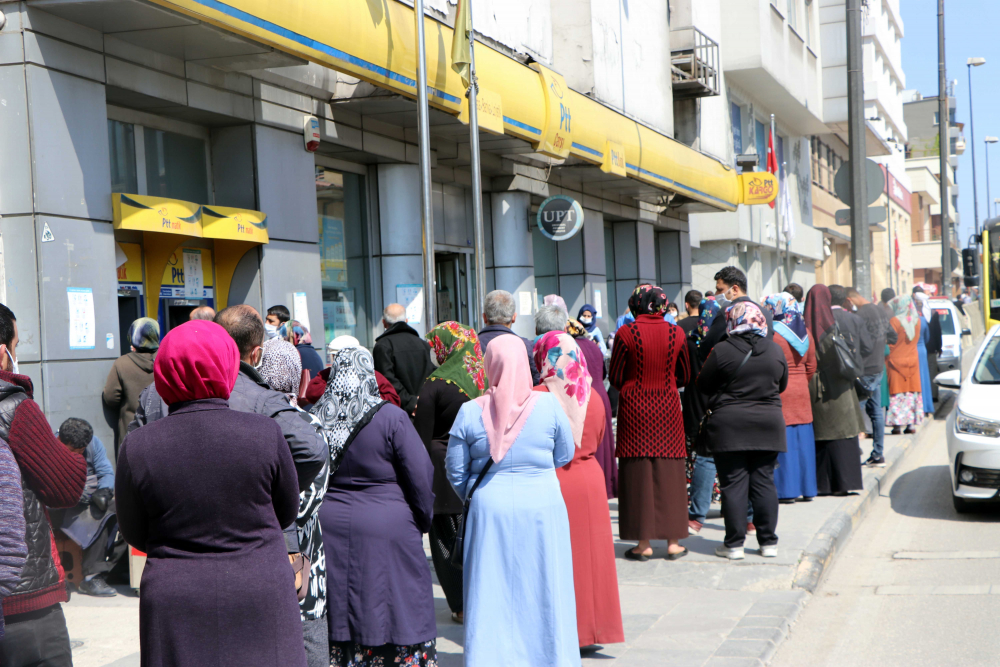 Gaziantep'te sosyal mesafeli PTT sırası 2