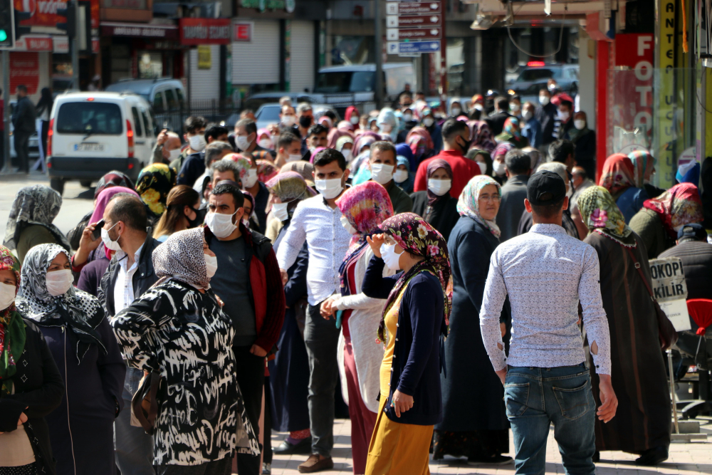 Gaziantep'te sosyal mesafeli PTT sırası 3
