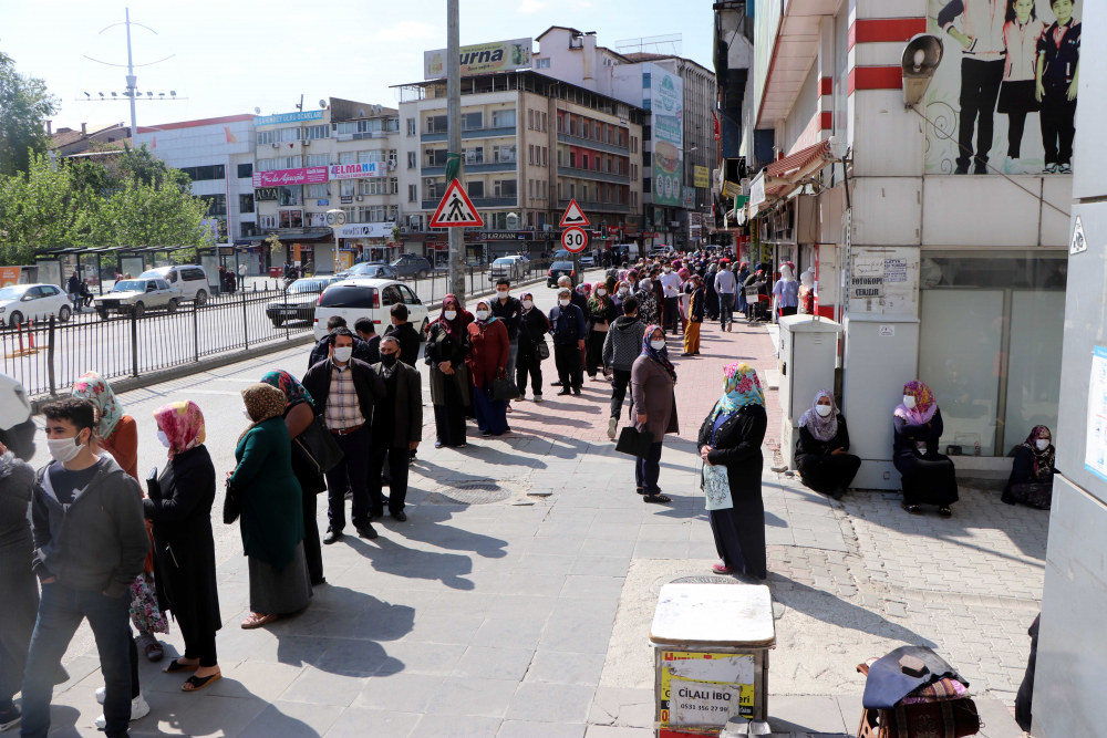 Gaziantep'te sosyal mesafeli PTT sırası 4
