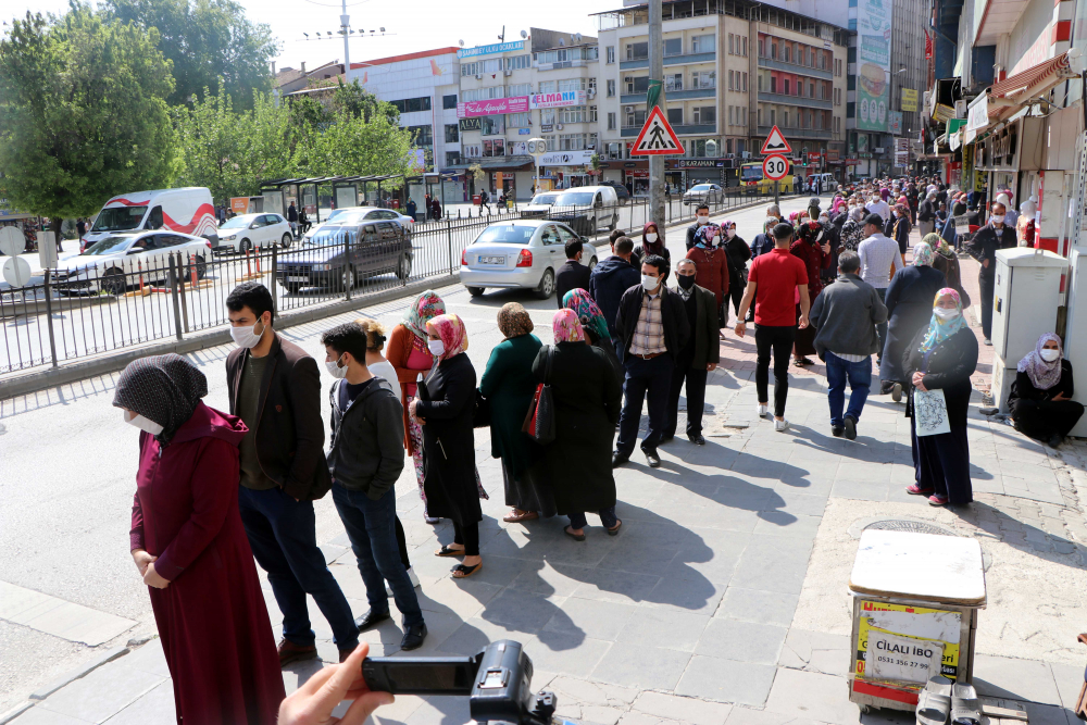 Gaziantep'te sosyal mesafeli PTT sırası 5