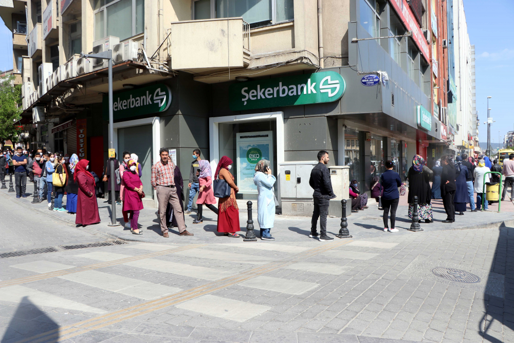 Gaziantep'te sosyal mesafeli PTT sırası 6