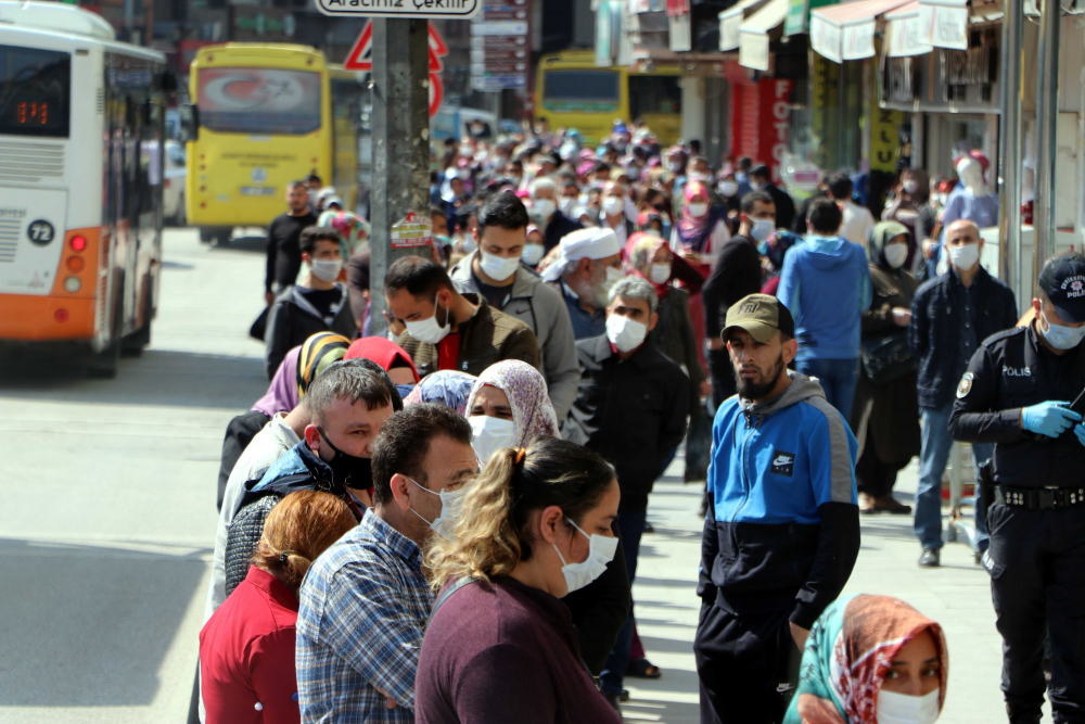 Gaziantep'te sosyal mesafeli PTT sırası 7
