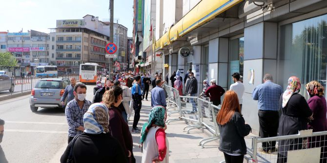 Gaziantep'te sosyal mesafeli PTT sırası