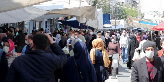 Fatih ve Güngören'de vatandaşlar pazara akın etti! Kovid-19 ve sosyal mesafe unutuldu