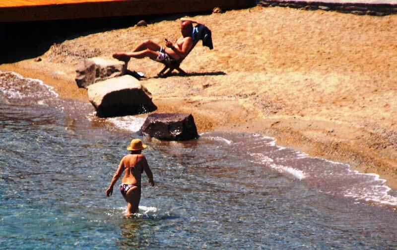 Bodrum'da vatandaşlar yasağa aldırış etmeden denize girip güneşlendi 2