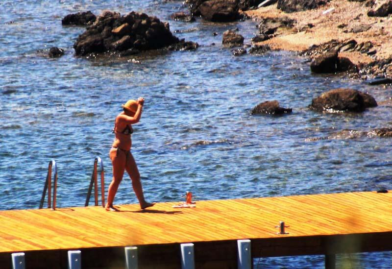 Bodrum'da vatandaşlar yasağa aldırış etmeden denize girip güneşlendi 3