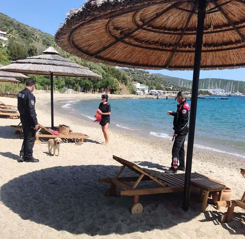Bodrum'da vatandaşlar yasağa aldırış etmeden denize girip güneşlendi 5