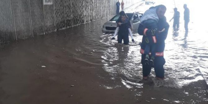 Elazığ'da aniden bastıran yağışa anne ve 2 çocuğu alt geçitte yakalandı