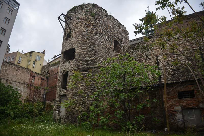 İstanbul'un tarihi surlarında yıkılma tehlikesi 10