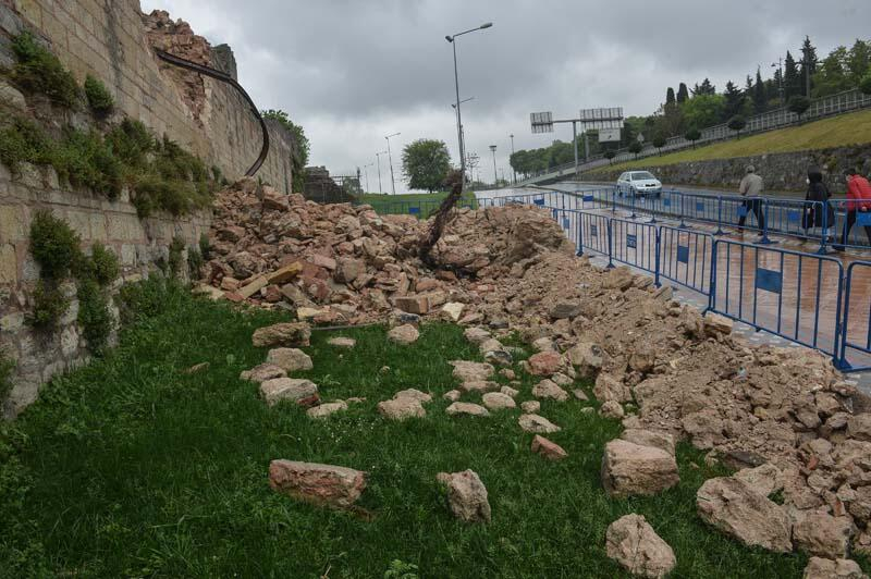 İstanbul'un tarihi surlarında yıkılma tehlikesi 7