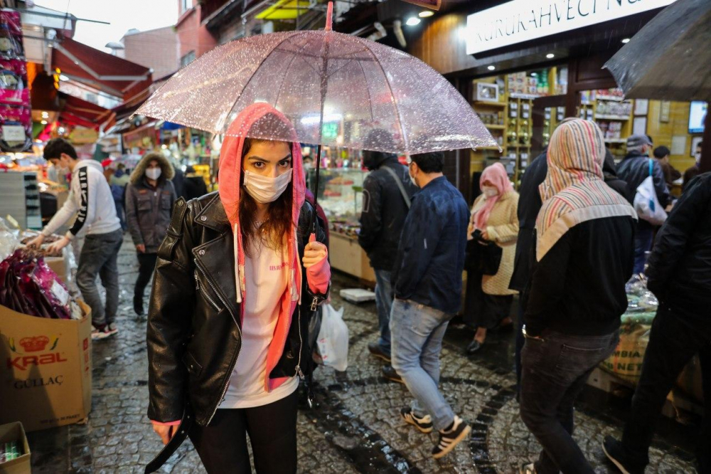 Eminönü'nde alışveriş yoğunluğu, sosyal mesafe hiçe sayıldı! 1