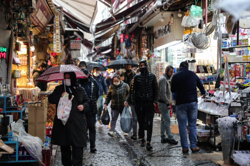 Eminönü'nde alışveriş yoğunluğu, sosyal mesafe hiçe sayıldı! 10