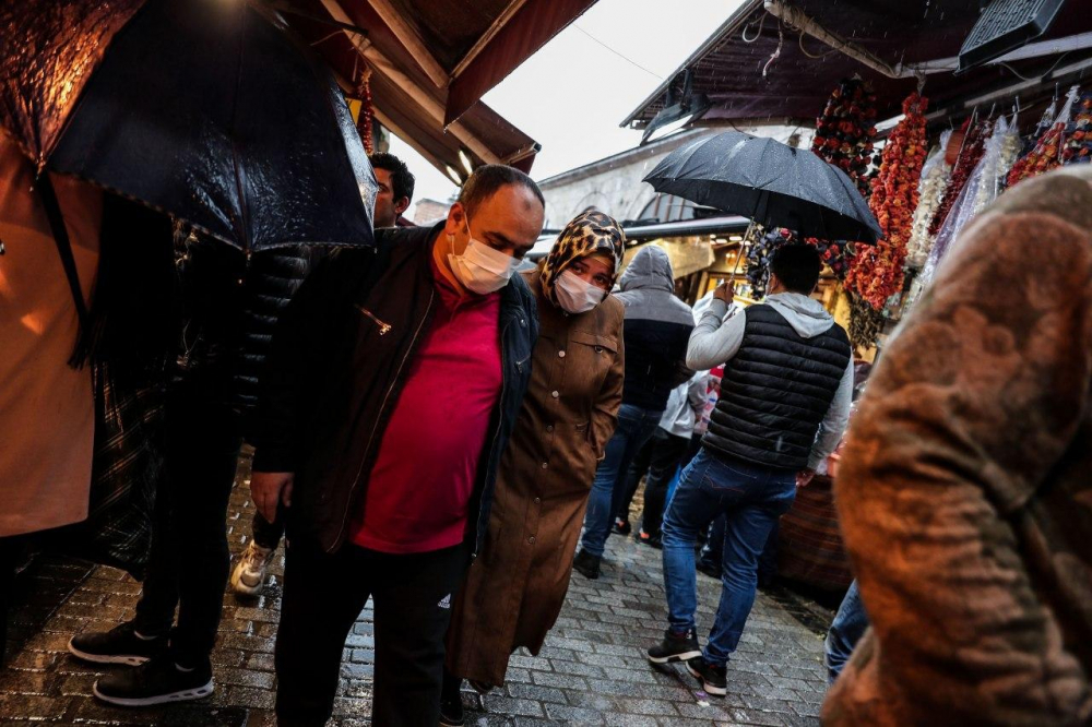 Eminönü'nde alışveriş yoğunluğu, sosyal mesafe hiçe sayıldı! 11