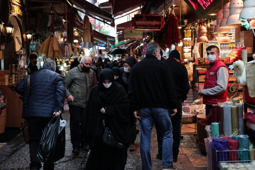 Eminönü'nde alışveriş yoğunluğu, sosyal mesafe hiçe sayıldı! 2