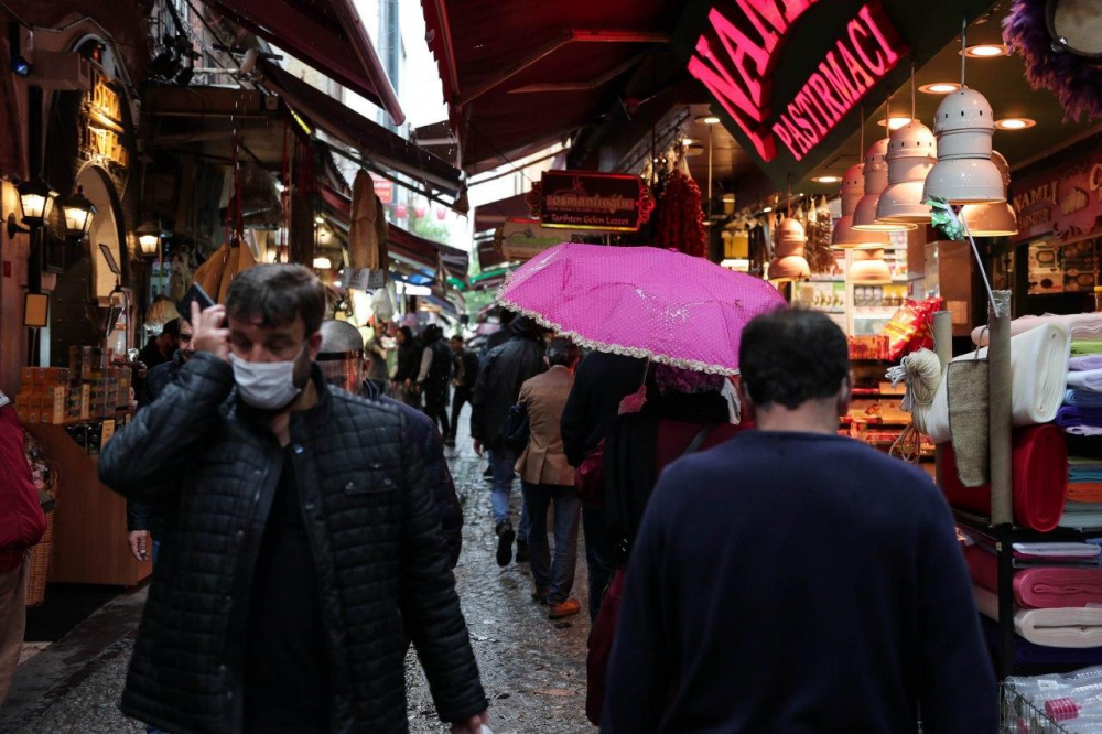 Eminönü'nde alışveriş yoğunluğu, sosyal mesafe hiçe sayıldı! 3